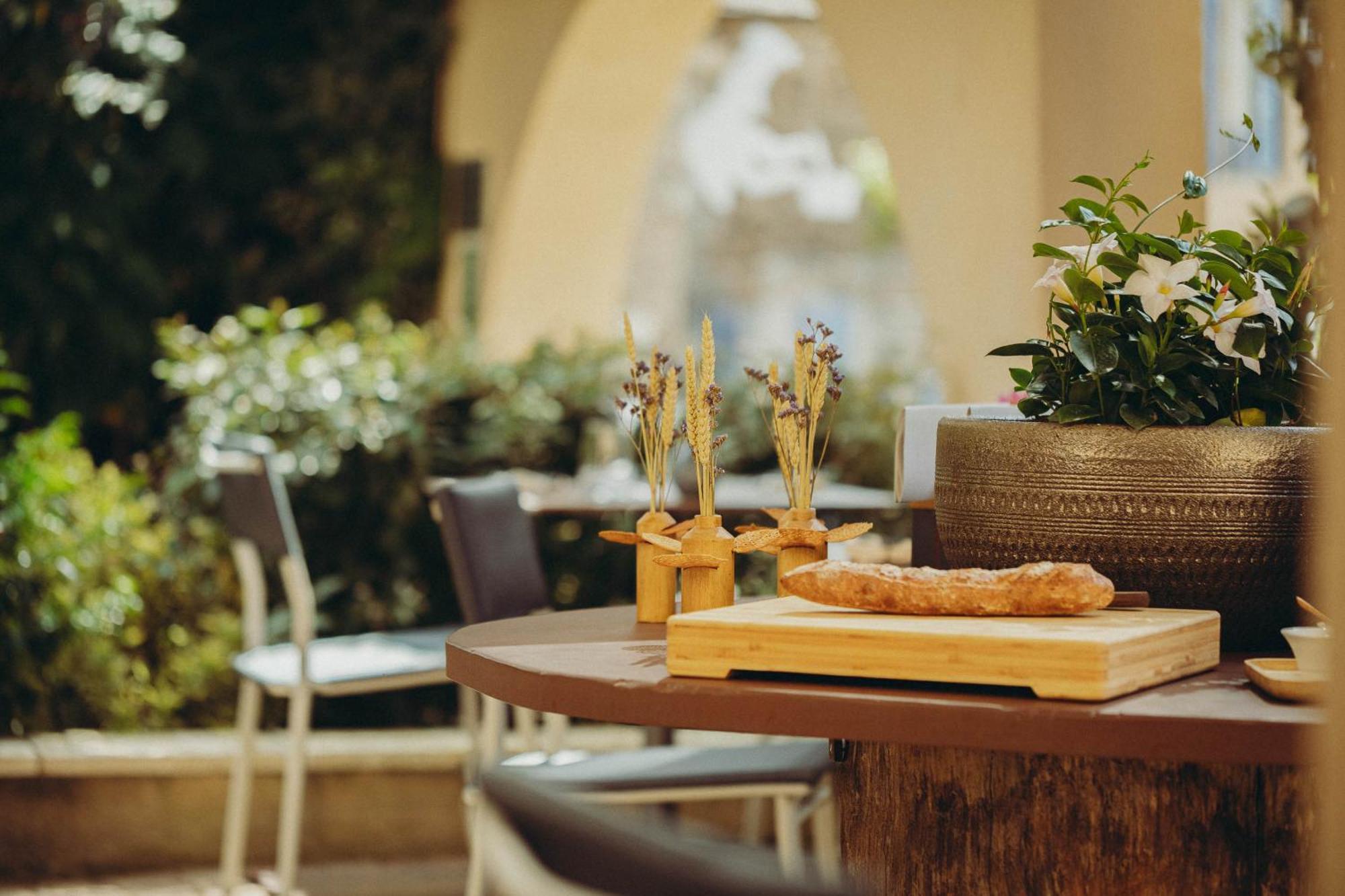 Auberge De Clochemerle, Spa Privatif & Restaurant Gastronomique Vaux-en-Beaujolais Esterno foto