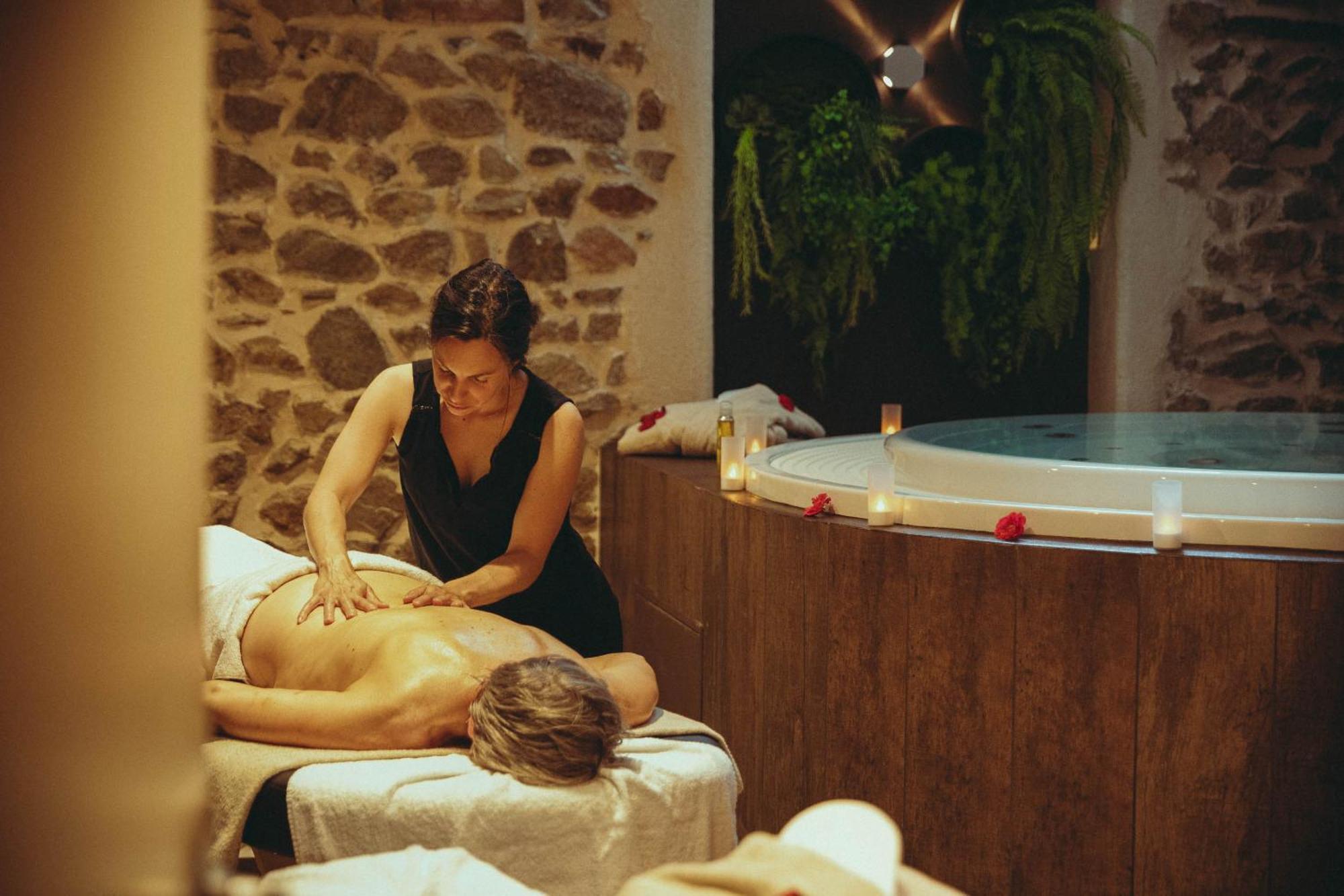 Auberge De Clochemerle, Spa Privatif & Restaurant Gastronomique Vaux-en-Beaujolais Esterno foto